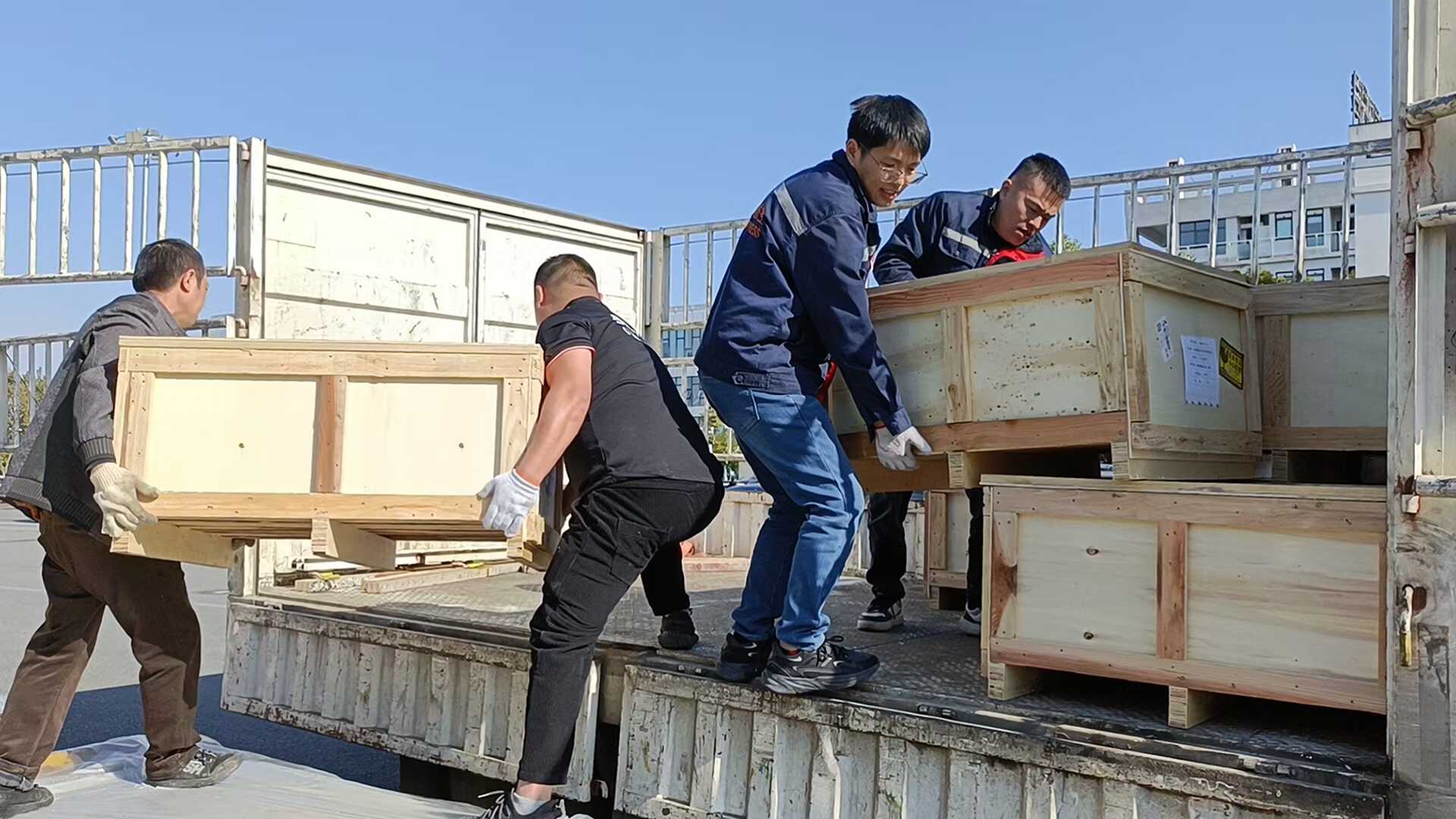 高效提货，精细装载！40个托盘批量货物安全到港